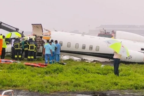 Máy bay trượt khỏi đường băng, gãy đôi khi hạ cánh