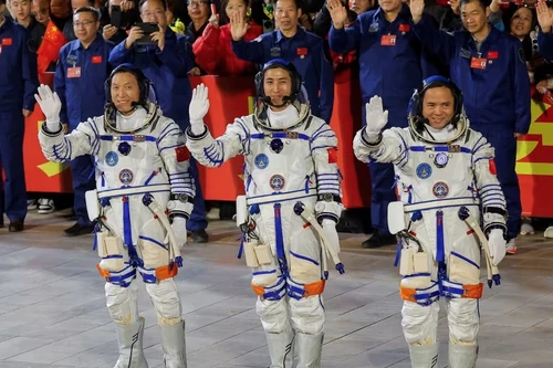 Phi hành gia trẻ nhất Trung Quốc bay vào vũ trụ