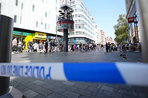 Nhân viên bảo vệ dũng cảm tước dao kẻ đâm bé gái tại quảng trường ở Thủ đô London