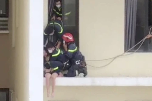 [Tin nhanh tối 2-5-2021] Cảnh sát giải cứu cô gái định nhảy từ tầng 18 xuống đất tự tử