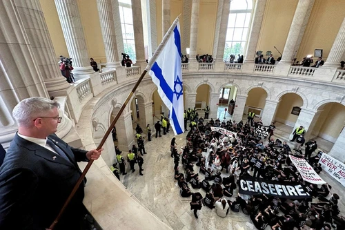 Người biểu tình ủng hộ Palestine xông vào tòa nhà Văn phòng Hạ viện Mỹ