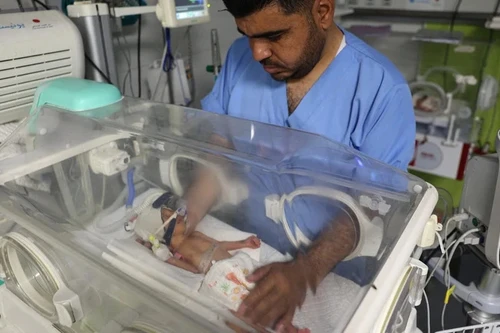 Trẻ sơ sinh tử vong sau khi được cứu từ thi thể sản phụ ở Dải Gaza