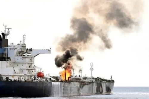 Trúng tên lửa, tàu chở hàng bốc cháy ở Vịnh Aden