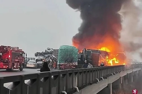 Trung Quốc: Tai nạn liên hoàn trên đường cao tốc, 16 người thiệt mạng