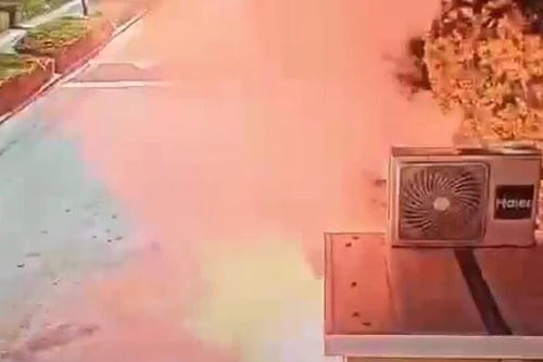 Khoảnh khắc pháo sáng rơi xuống khuôn viên nhà riêng Thủ tướng Israel