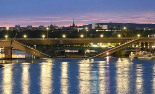 Khoảnh khắc một phần cầu Carola ở Đức đổ sập xuống sông