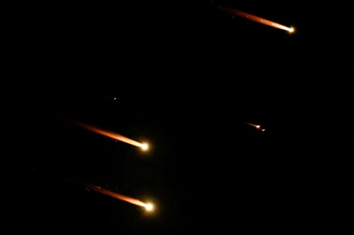 Khoảnh khắc phòng không Israel đánh chặn tên lửa Iran 