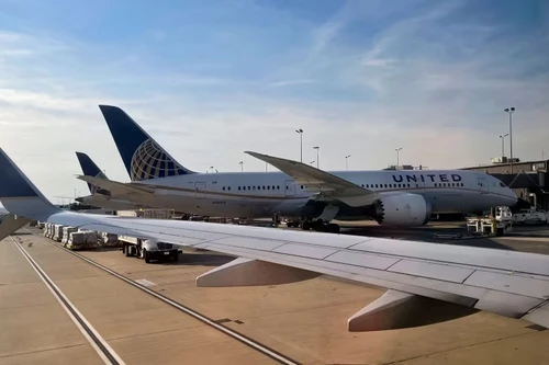 Máy bay chở 230 người hạ cánh khẩn cấp tại Mỹ