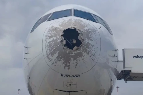 Bị mưa đá làm thủng mũi, máy bay chở khách phải hạ cánh khẩn cấp