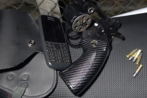 [Tin nhanh tối 14-11-2021] Cảnh sát truy đuổi thanh niên mang theo súng ngắn