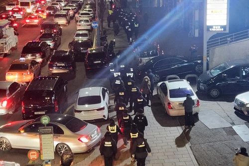 Các điều tra viên Hàn Quốc trèo thang vào dinh thự của Tổng thống Yoon Suk Yeol