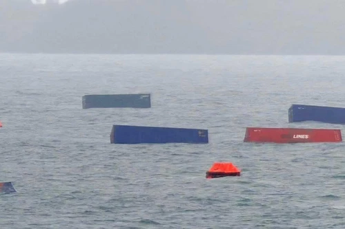 Tàu chở 53 container từ Thái Lan bị chìm ngoài khơi Campuchia