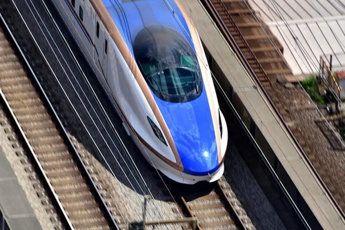 Đoàn tàu cao tốc Shinkansen bị mắc kẹt trong 12 giờ ở Nhật Bản