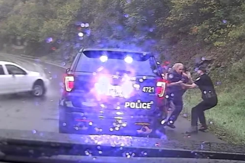 Ô tô mất lái đâm vào xe tuần tra, nữ cảnh sát thoát nạn trong gang tấc