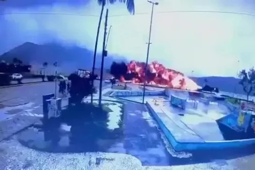 Khoảnh khắc máy bay lao xuống bãi biển ở Brazil, bốc cháy dữ dội