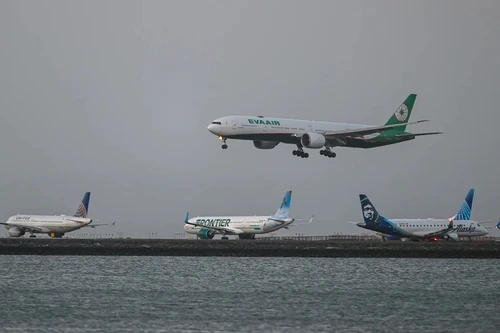 Ẩu đả giữa chuyến bay, 2 nam hành khách bị cảnh sát thẩm vấn