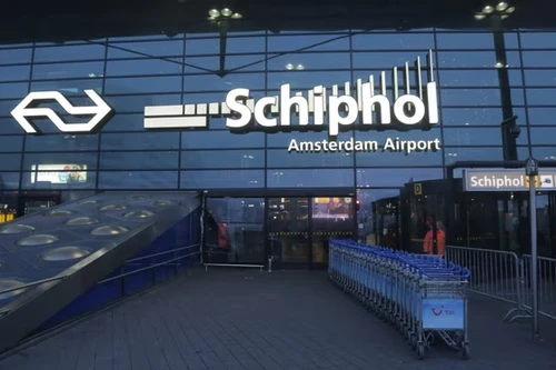 Rơi vào động cơ máy bay sắp cất cánh, một người tử vong