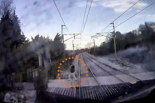 Khoảnh khắc người đi bộ suýt bị đoàn tàu đang chạy tốc độ cao đâm phải