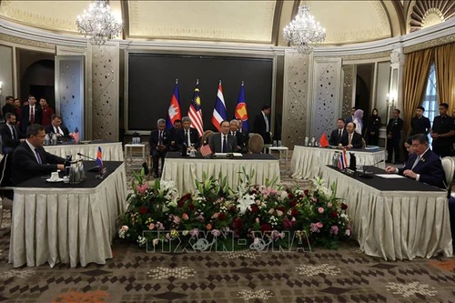 Thái Lan và Campuchia đồng ý ngừng bắn vô điều kiện