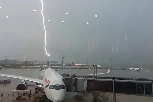 Khoảnh khắc máy bay chở khách bị sét đánh trúng ở Brazil