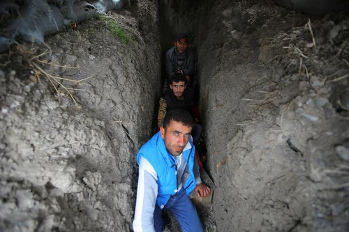 [ẢNH] Dân thường mắc kẹt trong cuộc giao tranh ác liệt giữa Amenia và Azerbaijan