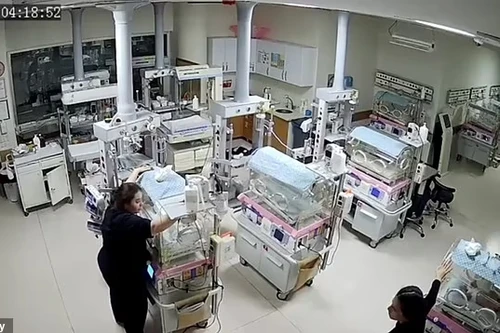 Khoảnh khắc quên mình cứu trẻ sơ sinh của các y tá trong bệnh viện