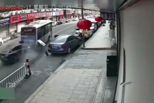 Xe điện Tesla phóng như bay trên đường, 2 người thương vong