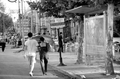 Côn đồ giành trẻ từ xe nôi, đập xuống đất đến chết