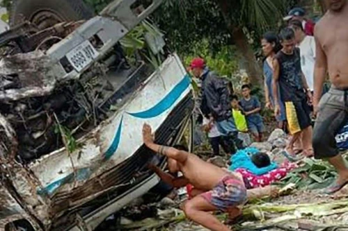 Lật xe thảm khốc tại Philippines, ít nhất 11 người chết