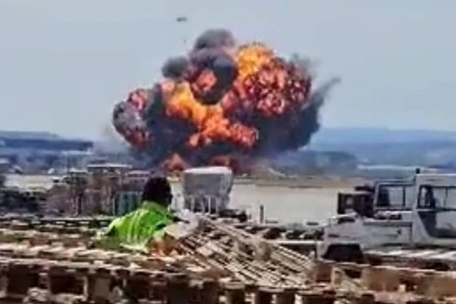 Khoảnh khắc tiêm kích F-18 lao xuống căn cứ không quân ở Tây Ban Nha