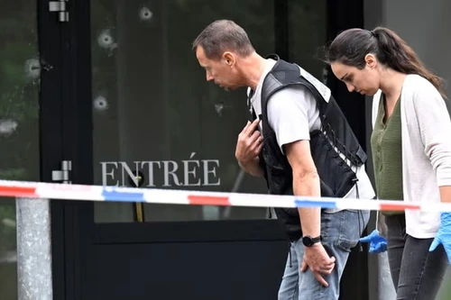 Đang hút thuốc lá trước hội trường lễ cưới, nhóm người bị trúng đạn 