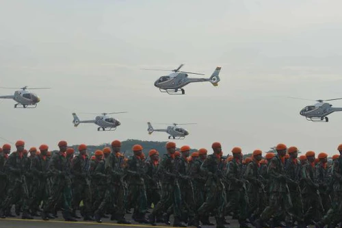 Ấn tượng cảnh máy bay trực thăng lắc lư theo điệu nhạc trên bầu trời