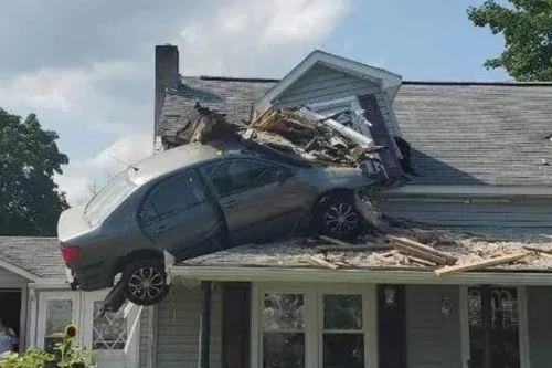 Lái xe lao ô tô lên mái nhà như trong phim hành động ở Mỹ