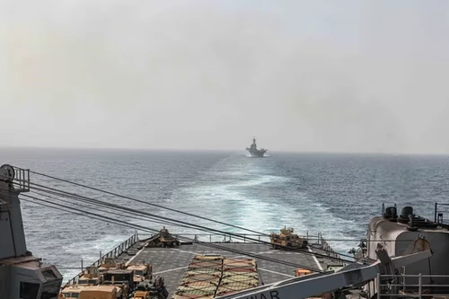 Hải quân Mỹ bắn hạ loạt tên lửa và máy bay không người lái của Houthi