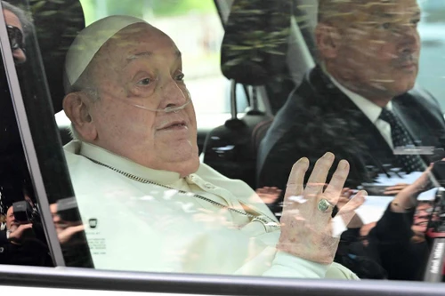 Video Giáo hoàng Francis xuất viện 