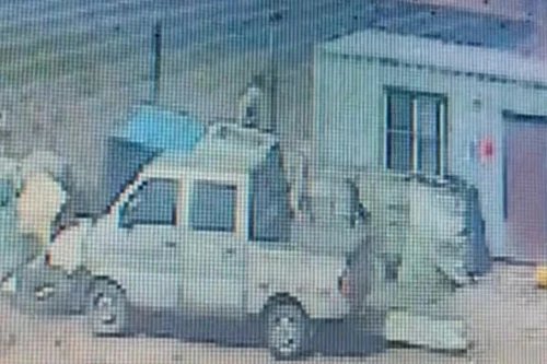 Gió to thổi bay nhà vệ sinh và người đàn ông bên trong