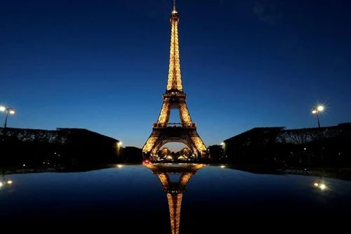 Sơ tán du khách khỏi Tháp Eiffel sau khi có cảnh báo an ninh