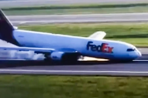 Khoảnh khắc máy bay Boeing 767 tóe lửa khi hạ cánh bằng mũi ở Thổ Nhĩ Kỳ