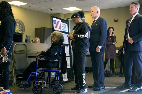 Tổng thống Mỹ Joe Biden xếp hàng 40 phút khi đi bỏ phiếu sớm tại bang quê nhà Delaware