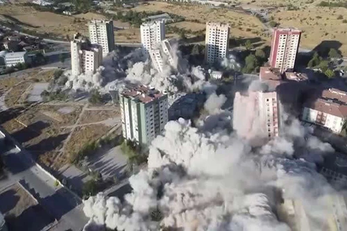 Thổ Nhĩ Kỳ đánh sập 9 tòa nhà bị hư hại nặng trong thảm họa động đất 