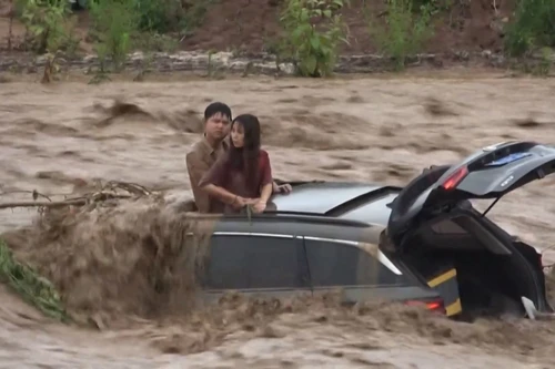 Cuộc giải cứu kịch tính cặp vợ chồng mắc kẹt giữa dòng nước cuồn cuộn