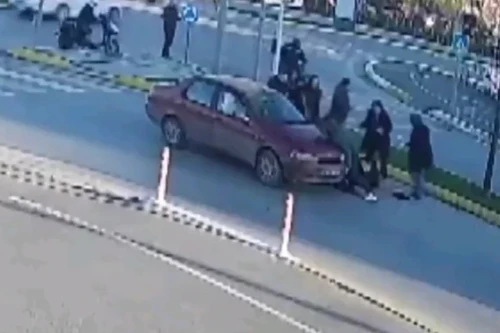 Người phụ nữ bị 2 ô tô đâm trong vòng vài phút ở Thổ Nhĩ Kỳ