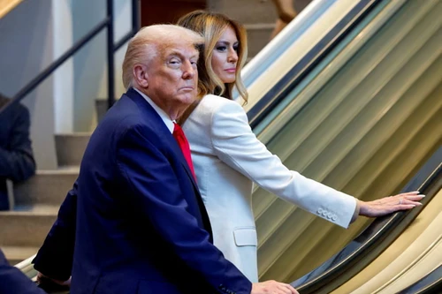 Thang cuốn dừng đột ngột khi Tổng thống Trump và phu nhân tới trụ sở Liên hợp quốc 