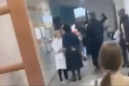 Bị bắt nạt, nữ sinh 14 tuổi nổ súng vào bạn học rồi tự sát