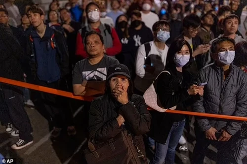 Đám đông chăm chú theo dõi vụ cháy lớn tại tòa tháp chọc trời ở Hồng Kông