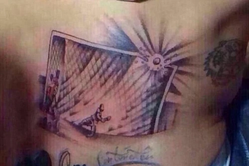 Cầu thủ Chile xăm hình "cú sút bất hạnh"