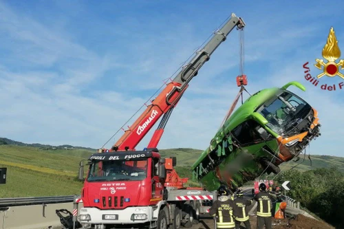 Xe buýt chở 38 người rơi xuống bờ vực ở Italia khiến 1 người tử vong