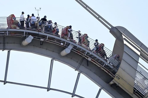Tàu lượn siêu tốc dừng đột ngột, 35 người bị mắc kẹt