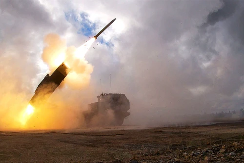 Ukraine phóng loạt 6 tên lửa ATACMS vào sân bay quân sự, Nga tuyên bố sẽ trả đũa