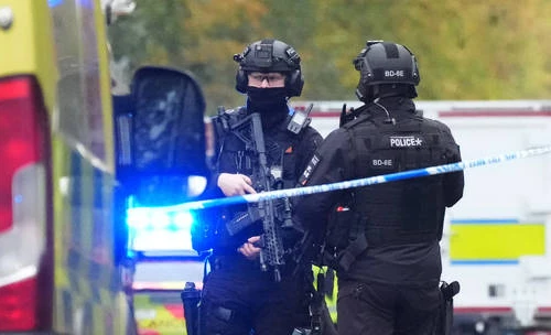 Lao xe và đâm dao bên ngoài giáo đường Do Thái ở Anh, ít nhất 2 người thiệt mạng